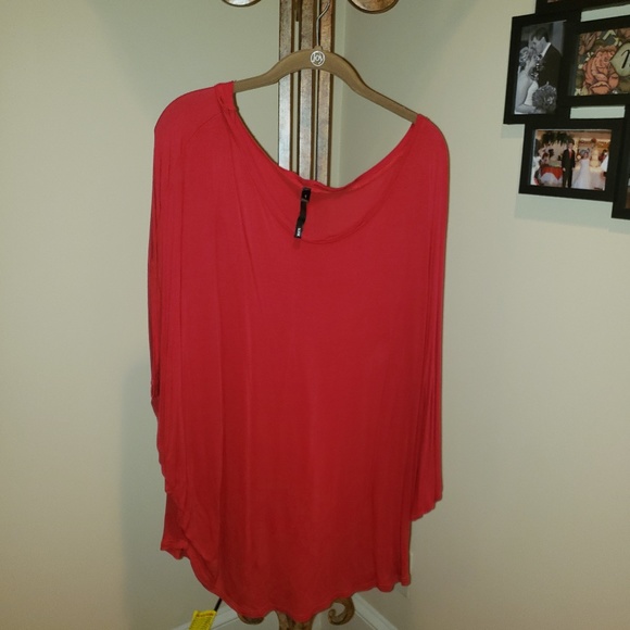 gently preowned Slink Top. - Picture 1 of 4
